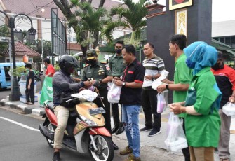 Suasana pembagian takjil di depan Korem 073/Mkt 