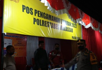 Kabagops Polrestabes Makassar saat meninjau pos pam hari raya Idul Fitri. Rabu (27/4/2022)