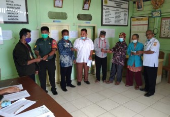 Babinsa Sumbul aktif mendampingi warga binaan dalam penyaluran BLT-DD. Kamis (28/4/2022)
