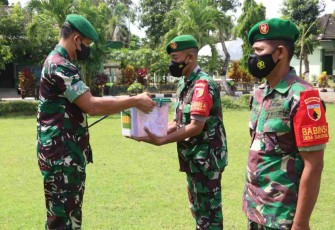 Wujud perhatian Kasad, Dandim Trenggalek serahkan bingkisan lebaran. Kamis (28/4/2022)