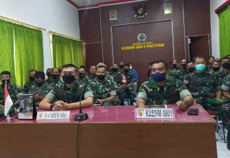 Dandim Pacitan ikuti rrahan Danrem 081/DSJ melalui vidcon. Kamis (28/4/2022)