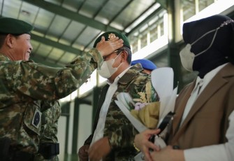 Pangdivif 3 Kostrad sematkan Wali Kota Danny Pomanto Brevet Kehormatan warga baru Kostrad. Kamis (28/4/2022)