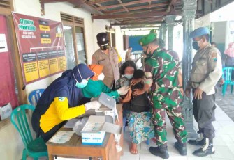 Vaksinasi warga di desa Cantel terus didampingi Babinsa. Jum'at (29/4/2022)