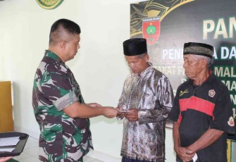 Danrem 142/Tatag salurkan  zakat fitrah usai shalat Jum'at di masjid Al Amin. Jum'at (29/4/2022)
