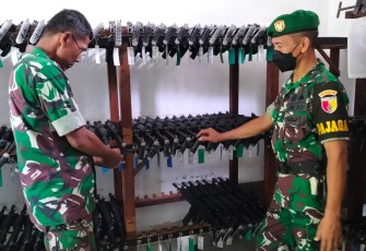Letda Inf Lamidi sidak kebersihan gudang senjata Korem 081/DSJ. Jum'at (29/4/2022)
