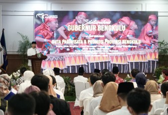 Gubernur Bengkulu Rohidin Mersyah saat silaturahmi bersama Putra/Putri, Bujang/Gadis dan Seluruh Duta Wisata se Provinsi Bengkulu dilanjutkan Buka Bersama di Balai Raya Semarak, Jumat (29/4).