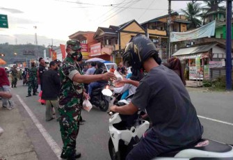 Danramil 03/Arjosari bagikan langsung takjil gratis. Jum'at (29/4/2022)