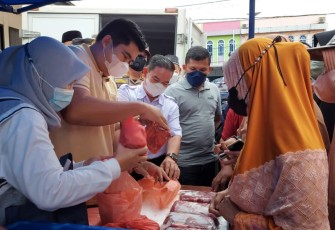 Roby Melayani Pembeli Saat Operasi Pasar