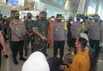 Pangdam Jaya berdialog dengan salah satu pemudik di bandara Soekarno-Hatta. Sabtu (30/4/2022)