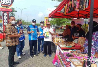 Sutarmo (baju putih) saat meninjau stand UMKM di rest area 519A Sragen. Jum'at (29/4/2022)