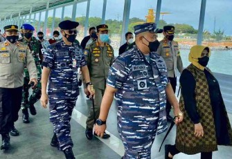 Danlanudal Tanjungpinang (tengah) tinjau pos pam terpadu mudik lebaran di kota Tanjungpinang. Sabtu (30/4/2022)