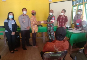 Danramil Marikit serahkan BLT DD ke warga di aula desa Tumbang Hiran. Sabtu (30/4/2022)