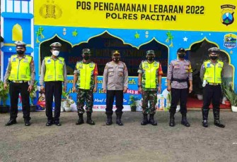 Pos pam lebaran berikan rasa aman pemudik di Tegalombo Pacitan. Sabtu (30/4/2022)
