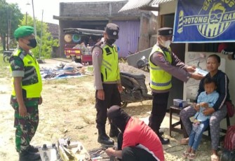 Pastikan patuhi prokes, babinsa Karangjati himbau warga di pasar tradisional. Sabtu (30/4/2022)