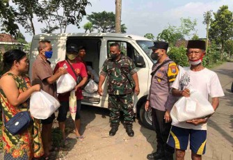 Pastikan tepat sasaran, Serda Purwanto dampingi pembagian sembako. Sabtu (30/4/2022)