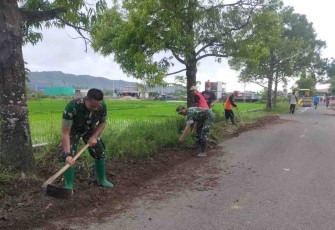 Tak tinggal diam, Kapten Kav Dadut gotong royong perbaiki jalan. Sabtu (30/4/2022)