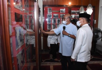 Kasad menerima penjelasan mengenai keterangan foto dari anak alm Jenderal Ahmad Yani. Sabtu (30/4/2022) 