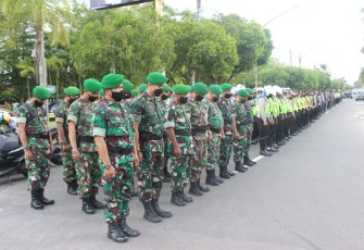 Dua SSR Kodim Palangka Raya saat Ikuti Apel Gabungan Kesiapsiagaan Pengamanan Malam Idul Fitri 