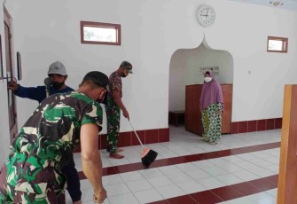 Gotong royong bersama warga bersihkan masjid. Minggu (01/05/2022)