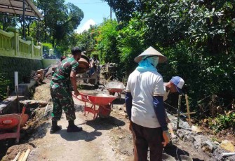 Serma Suyono bersama warga gotong royong bangun takut desa. Sabtu (30/4/2022)