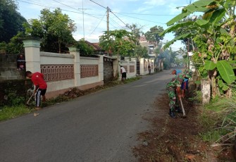 Sambut lebaran bersama warga bersihkan jalan desa. Minggu (01/05/2022)