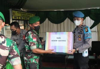 Pasiops Kodim Sanggau berikan bingkisan lebaran di pos pengamanan puja Sera. Minggu (01/05/2022)