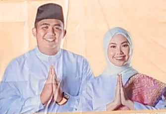 Plt Bupati Bintan, Roby Kurniawan, bersama istri