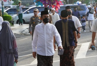 Bupati Pati mengikuti salat Idulfitri di masjid Baitunnur