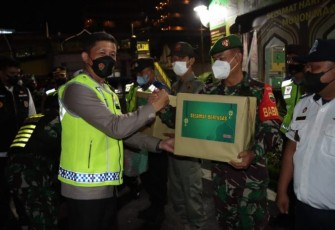 Wujud kepedulian Kapolrestabes Medan, sambangi personel pos pam dan berikan bingkisan lebaran. Minggu (01/05/2022)
