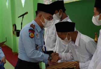 Kalapas berikan selamat warga binaan terima remisi di hari raya Idul Fitri 1443 H. Cilegon (02/05/2022)