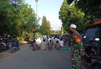 Anggota Posramil Gerih pastikan pelaksanaan salat id berjalan aman dan lancar. Senin (02/05/2022)