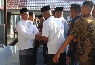 Danmenart 3 bersalam-salaman bersama prajuritnya usai salat id. Senin (02/05/2022)