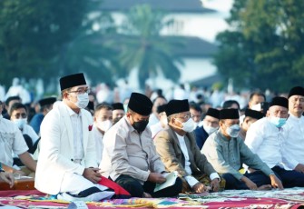 Kapolda Jabar (masker hitam) salat id di lapangan Gasibu Bandung. Senin (02/05/2022)
