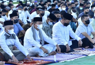 Pangkoarmada III (pakai selendang) melaksanakan salat id. Senin (02/05/2022)
