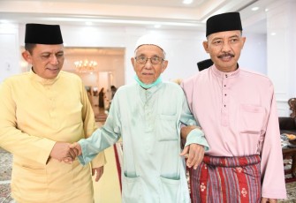 Gubernur Kepri, H Ansar Ahmad, saat menerima kunjungan sesepuh Golkar Kepri, Idris Sirajd, Senin (2/5/2022)