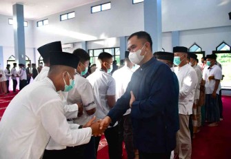 Danpasmar 3 bersalam-salaman bersama prajuritnya usai salat id. Senin (02/05/2022)