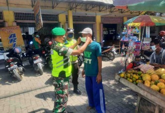 Babinsa Karangjati gencarkan warga gunakan masker. Selasa (03/05/2022)