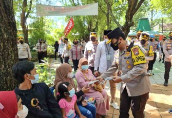 Kapolda Jatim memberikan masker warga di Kebun Binatang. Selasa (03/05/2022) Surabaya 