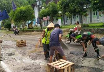 Bersama warga gotong royong perbaiki jalan berlubang. Selasa (03/05/2022)