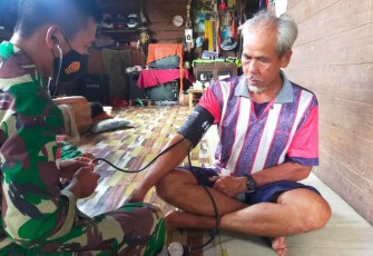 Pengobatan gratis satgas Yonif 144/JY. Selasa (03/05/2022)