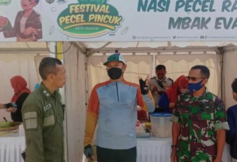 Walikota (tengah) berbicara santai mengenai festival kuliner. Rabu (04/05/2022)
