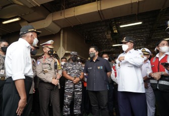 Erick Thohir (jas hitam) saat meninjau pelabuhan panjang Lampung. Rabu (04/05/2022)