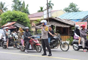 Kapolrestabes Medan turun langsung atur lalu lintas. Rabu (04/05/2022)