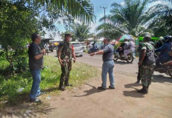 Danramil (tengah) saat berkoordinasi bersama jajaran di lapangan. Rabu (04/05/2022)
