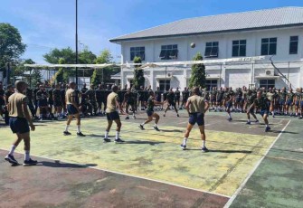 Keseruan siswa Satdik 2 Makassar bermain sepak takraw. Selasa (03/05/2022)