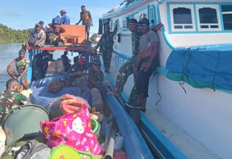 Satgas TMMD Ke-113 Kodim 1707/Merauke bongkar muat di pelabuhan kabupaten Mappi. Rabu (04/05/2022)