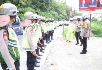 Kapolrestabes Medan saat memberikan arahan jajarannya di perbatasan wilayah hukum Medan dan Polres Tanah Karo. Kamis (05/05/2022)