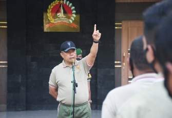 Danrem 142/Tatag saat memberikan jam komandan. Jum'at (06/05/2022)