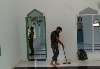 Bersihkan masjid sucikan hati jelang shalat Jum'at. Jum'at (06/05/2022)