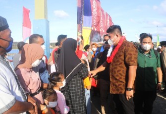 Plt Bupati Bintan, Roby Kurniawan, saat bersalaman dengan masyarakat Tambelan, Jumat (6/5/2022)
